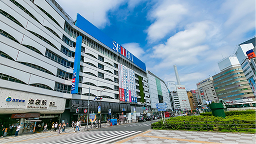 池袋駅前の写真
